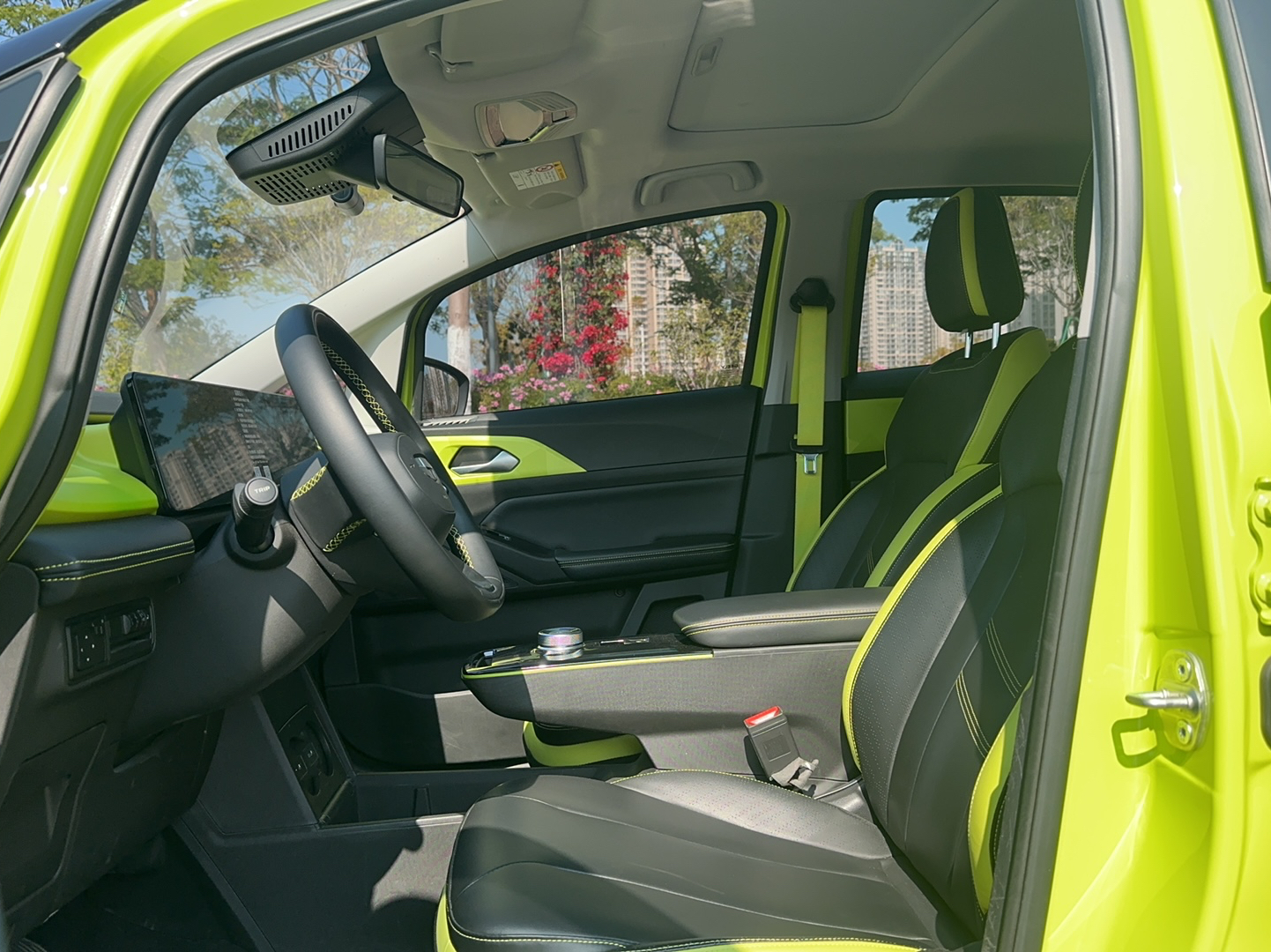 المقاعد الأمامية داخل السيارة