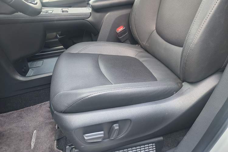 Used Toyota Sienna 2023 2.5L Hybrid Deluxe Edition