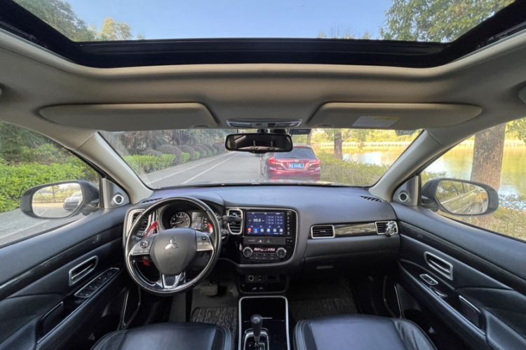 Used Mitsubishi Outlander 2019 2.4L 4x4 Zhi Xiang Edition 5 Seats China VI Standard
