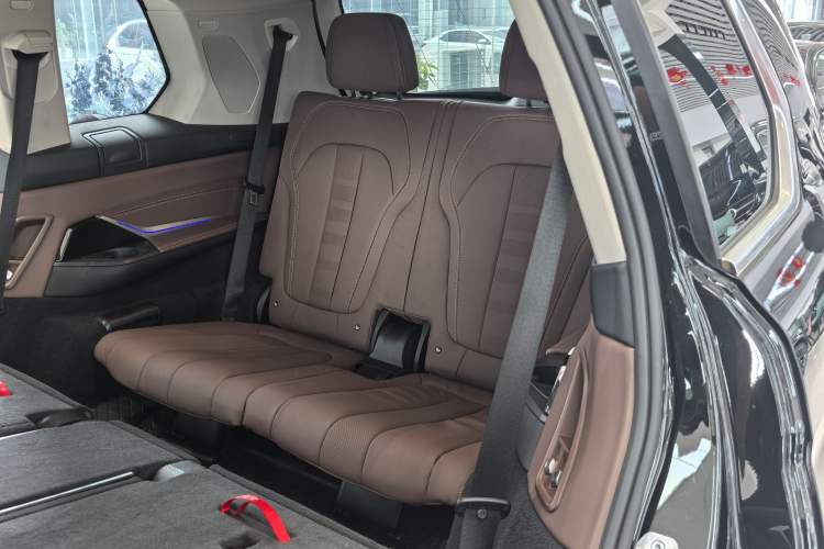 Used BMW X7 2021 Facelifted xDrive40i Luxury Package with Leading Features
