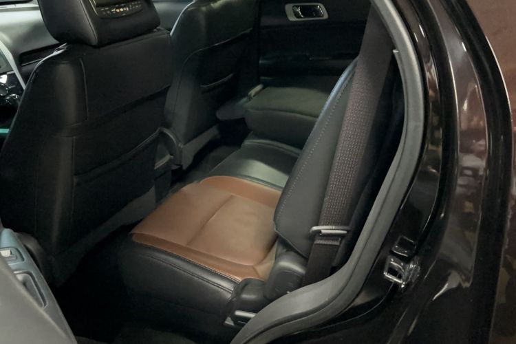 Used Ford Explorer 2013 3.5L Deluxe Model
