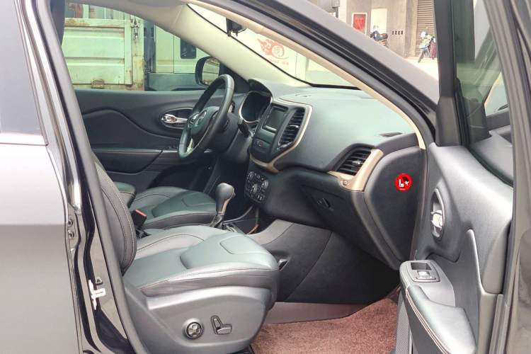 Used Jeep Cherokee 2016 2.4L Leading Edition Interior 2