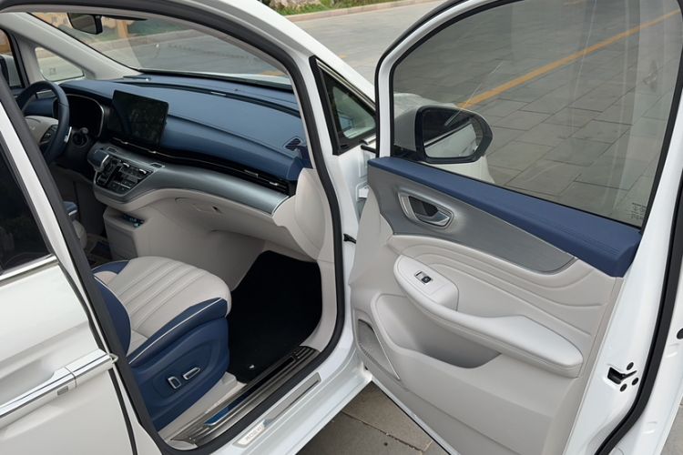 Used Roewe iMAX8 2021 400TGI Supreme Series Ultimate Edition
