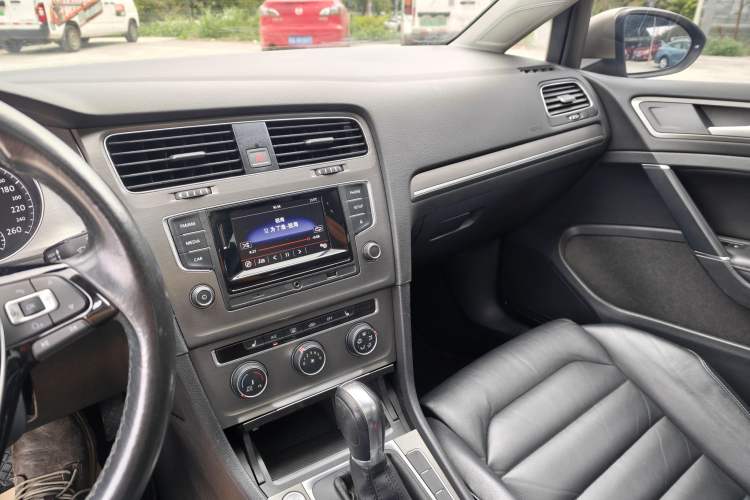 Used Volkswagen Golf 2015 1.4TSI Automatic Luxury Model Interior 2