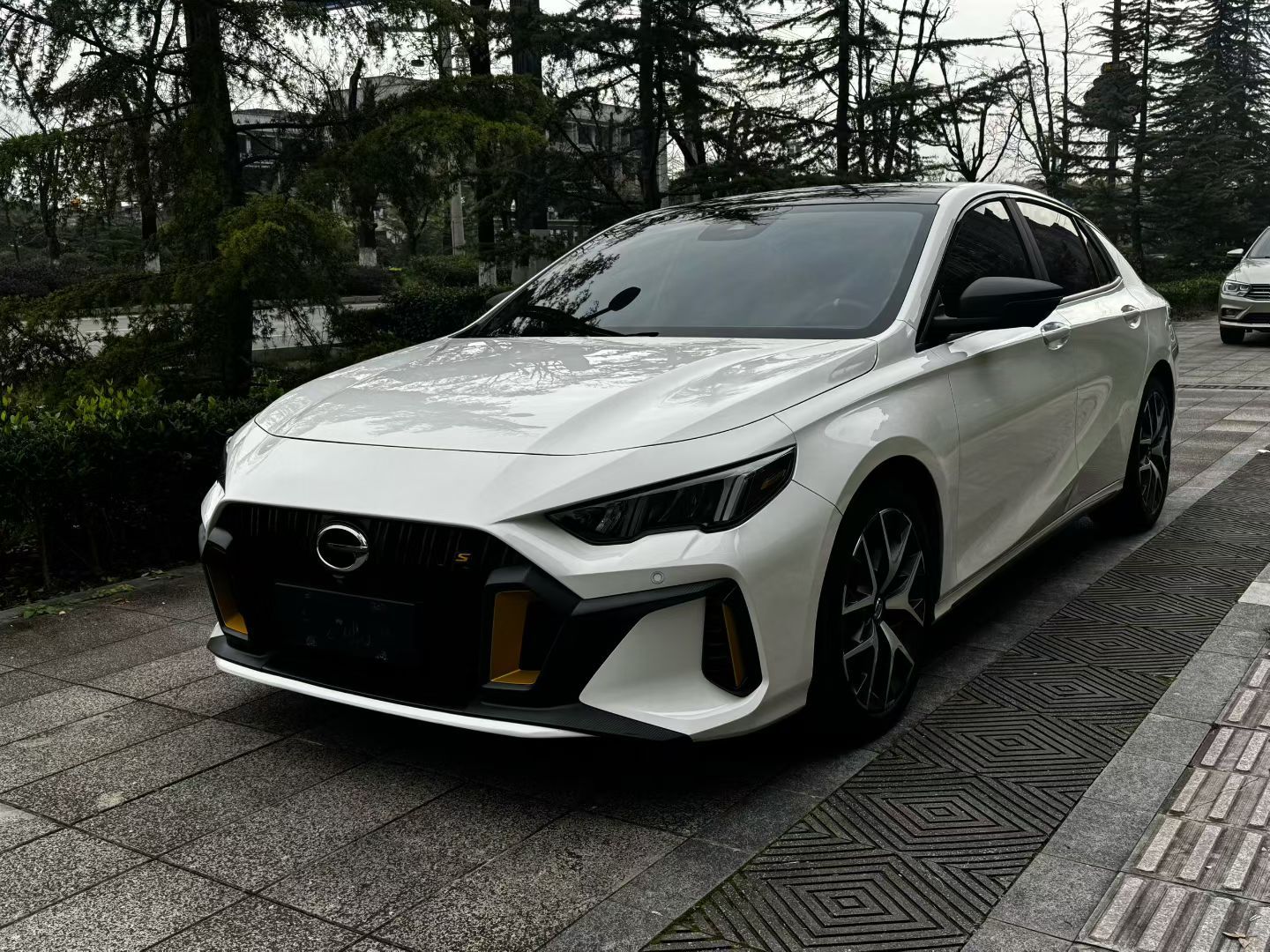 Под передней частью автомобиля