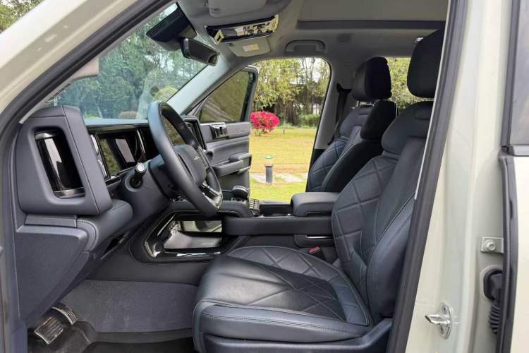 Used Formula Leopard 5 2023 Navigator Edition