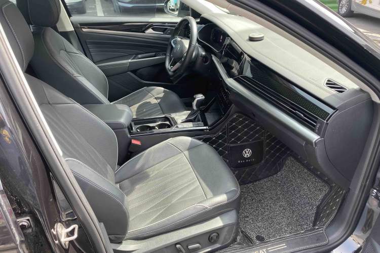 Used Volkswagen Passat 2022 330TSI Luxury Edition Interior 3