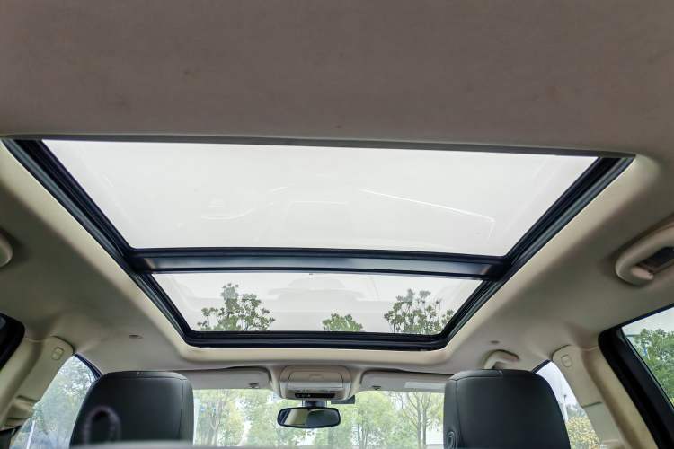 Used Cadillac XT5 2018 25T Luxury Model Headliner