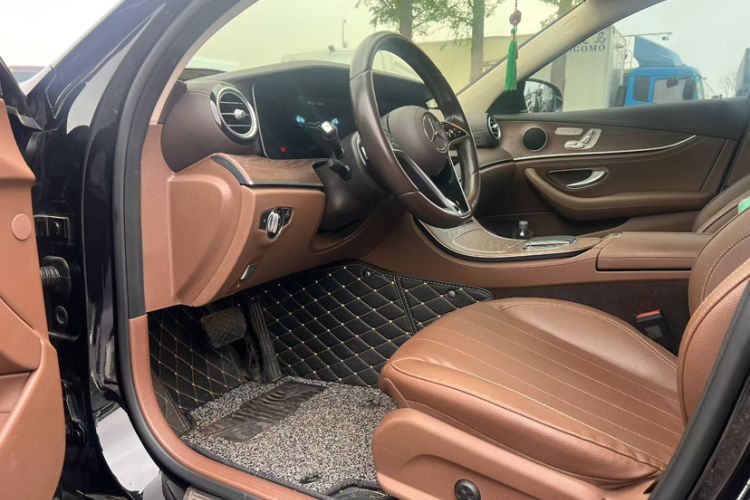 Used Mercedes-Benz E-Class 2023 Updated E 300 L Fashion Edition Interior 2