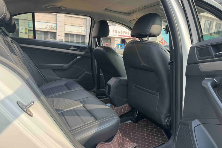 Used Volkswagen Lavida 2015 1.6L Manual Comfort Edition Interior 3