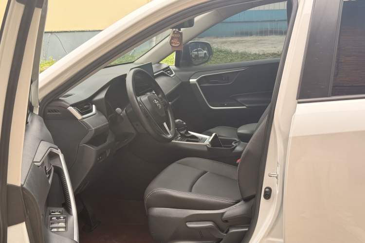 Used Toyota RAV4 2023 2.0L CVT Two-Wheel Drive Urban Edition Interior 5