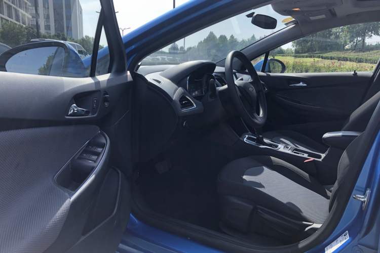 Used Chevrolet Cruze 2017 1.5L Hatchback Automatic Pioneer Sunroof Edition