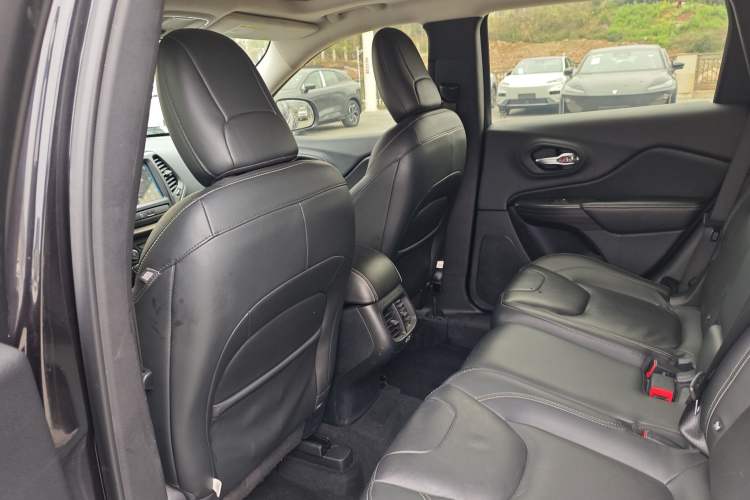 Used Jeep Cherokee 2017 2.0L Superior Edition
