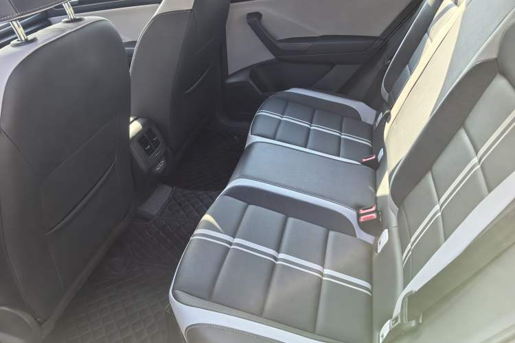 Used Volkswagen T-ROC 2023 300TSI DSG Two-Wheel Drive Starlight Edition
