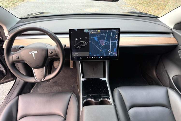 Used Tesla Model 3 2020 Long-Range Rear-Wheel-Drive Version Interior 1