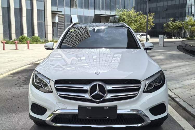 Used Mercedes-Benz GLC 2016 GLC 260 4MATIC Luxury Model Exterior 3