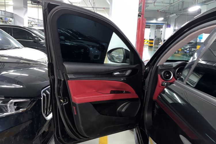 Used Alfa Romeo Stelvio 2017 2.0T 200HP Elite Edition Interior 3