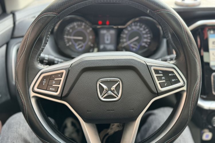 Used JMC Yusheng S350 2016 2.0T Automatic Two-Wheel Drive Gasoline Luxury Version with Sunroof 5 Seats Interior 1