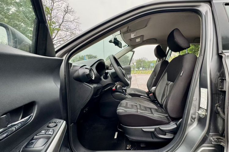 Used Nissan Kicks 2021 1.5L XL CVT Cool Enjoyment Edition Interior 4