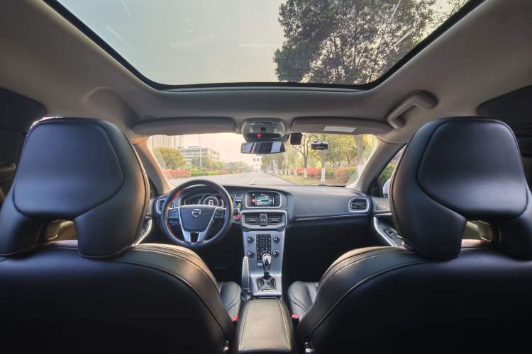 Used Volvo V40 2018 T3 Zhiya Edition
