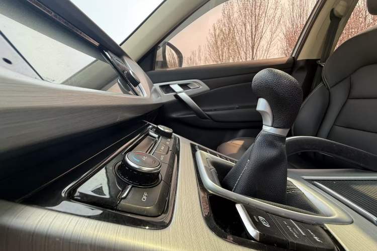 Used Geely Auto Emgrand X7 Sport 2016 2.0L Manual Smart Connect Version Interior 4