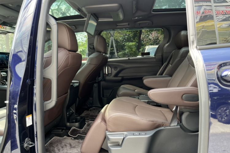 Used Toyota Sienna 2024 2.5L Hybrid Platinum Edition
