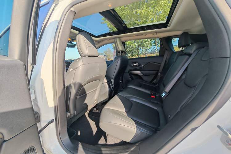 Used Jeep Cherokee 2019 2.0T Two-Wheel Drive Smart Enjoyment Version China VI Interior 7