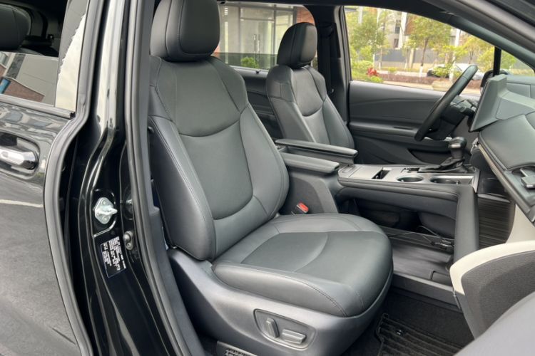 Used Toyota Granvia 2022 2.5L Hybrid Flagship Edition
