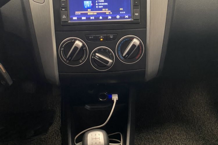 Used Venucia R50X 2015 1.6L Manual Luxury Edition Interior 3