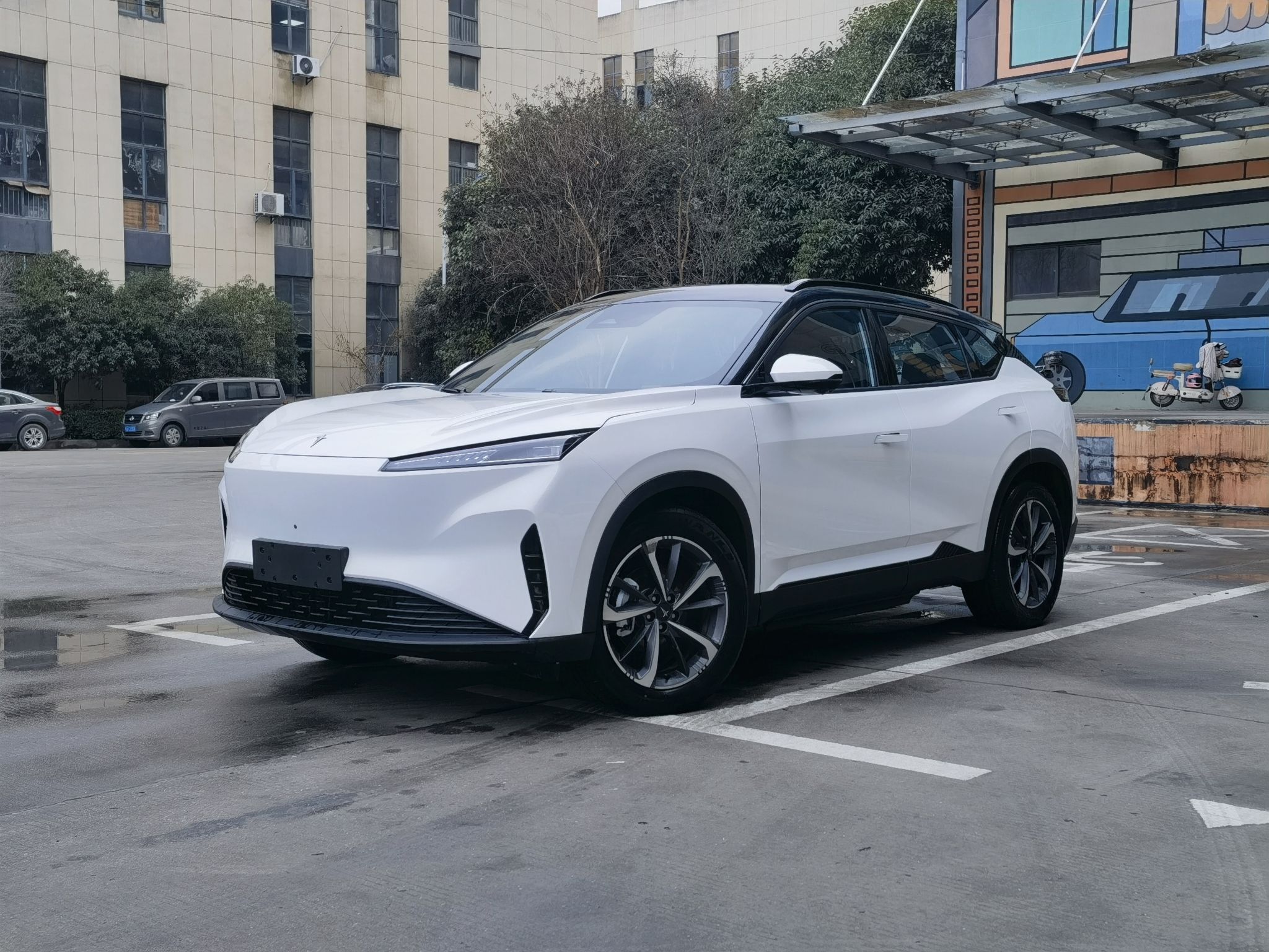 Под передней частью автомобиля