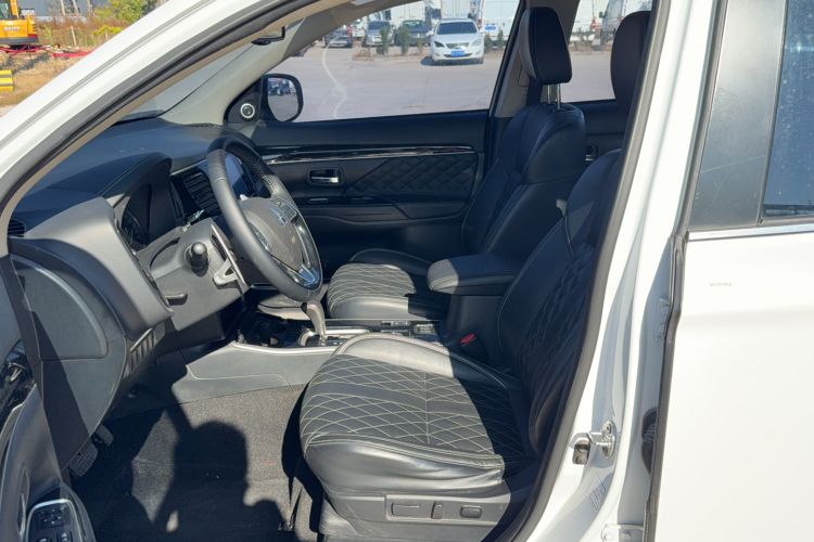 Used Mitsubishi Outlander 2021 2.4L 4x4 Zhi Xiang Edition 7 Seats
