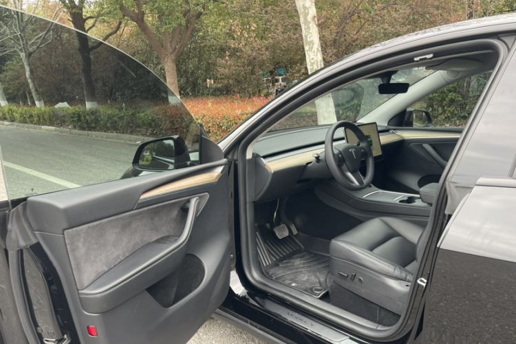 Used Tesla Model Y 2022 Long-Range All-Wheel-Drive Version Interior 3