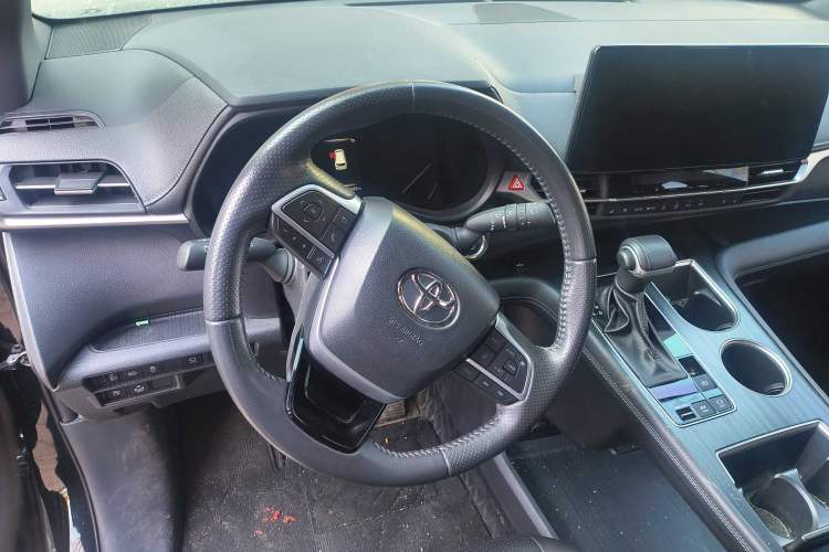 Used Toyota Sienna 2024 2.5L Hybrid Luxury Edition