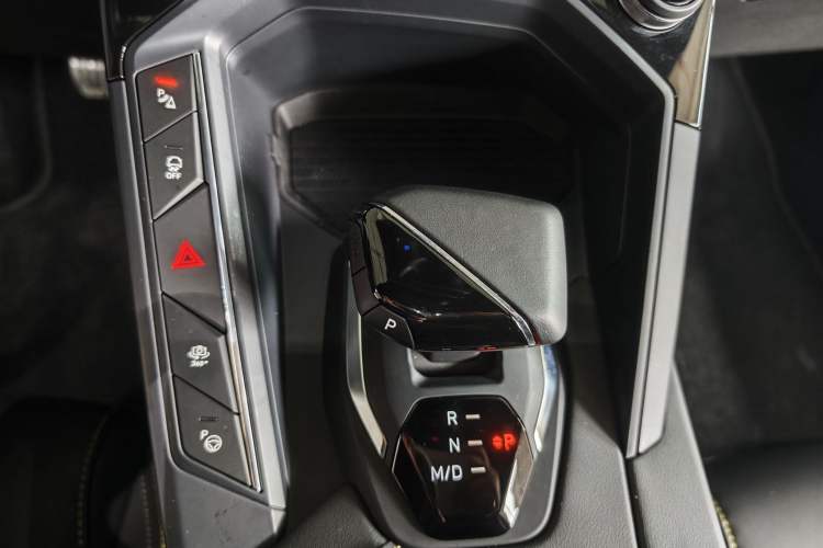 Used Lynk & Co 06 2023 Remix 1.5T Dynamic Halo Gear Lever