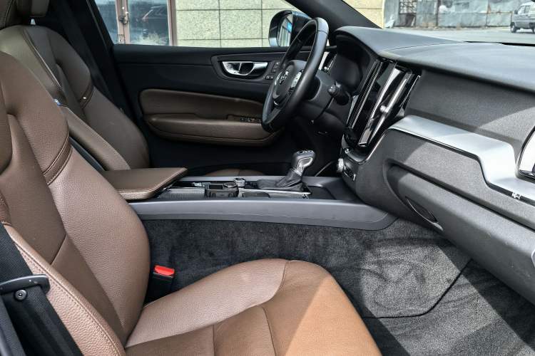 Used Volvo XC60 2021 T5 4x4 Smart Luxury Edition Interior 1