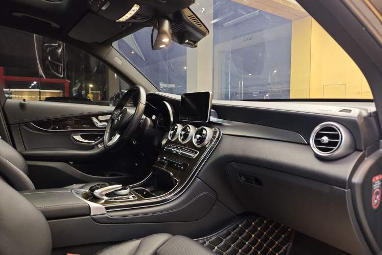 Used Mercedes-Benz GLC 2017 GLC 260 4MATIC Luxury Model
