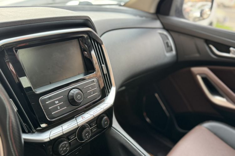 Used JMC Yusheng S350 2016 2.0T Automatic Two-Wheel Drive Gasoline Luxury Version with Sunroof 5 Seats Interior 8