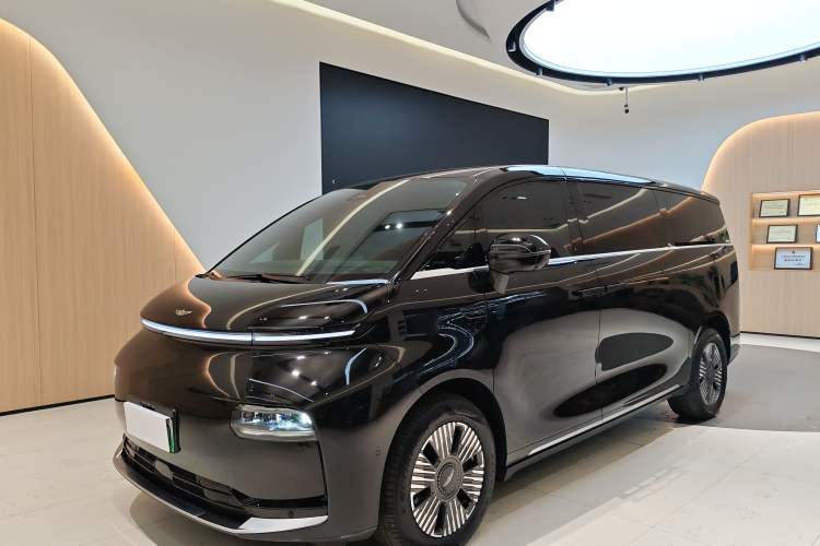 Used Geely Galaxy LEVC L380 2024 140-Degree 6-Seater All-Wheel-Drive Ultra