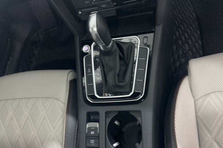 Used Volkswagen Magotan 2023 2 Million Units Commemorative Edition 330TSI DSG Luxury Version Gear Lever