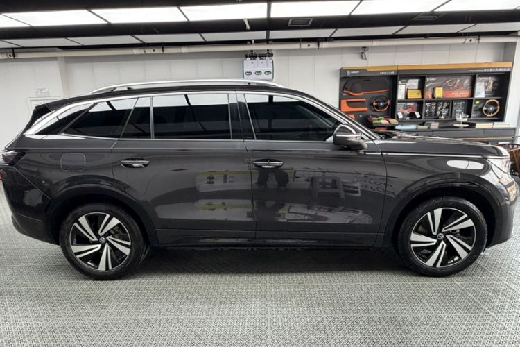 Used Volkswagen Tavendor 2024 380TSI All-Wheel-Drive R-Line Cruise Premium Edition Exterior 2