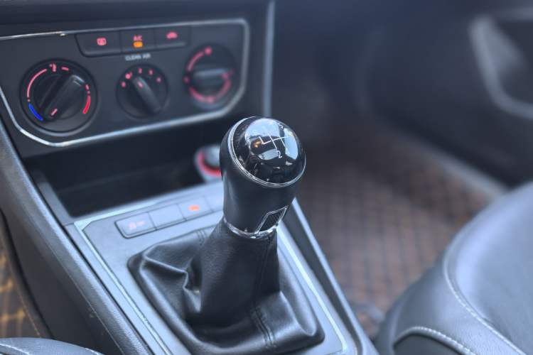 Used Volkswagen Lavida 2015 1.6L Manual Comfort Edition
