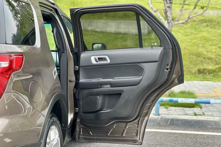 Used Ford Explorer 2013 3.5L Deluxe Model
