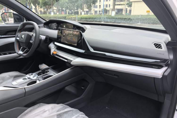 Used Changan UNI-V iDD 2024 Blue Whale Smart Electric iDD 136km ZhiKu Model
