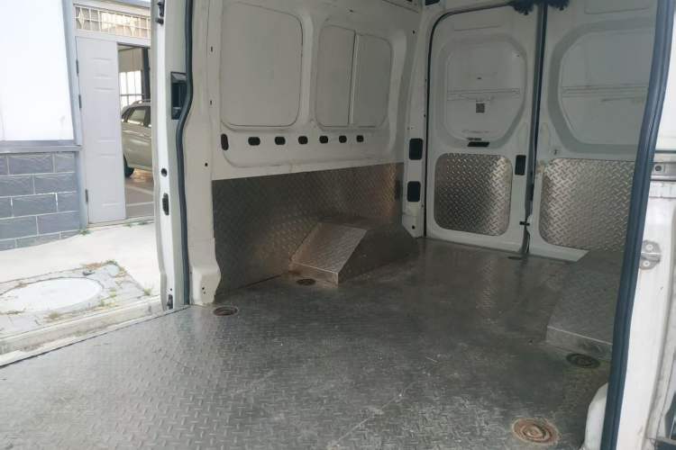 Used SAIC MAXUS Xintu V90 2022 2.0T Manual VAN Rear-Drive Extended Wheelbase High Roof with Dual Rear Tires 3-Seater
