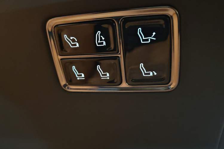 Used Geely Galaxy LEVC L380 2024 140-Degree 6-Seater All-Wheel-Drive Ultra