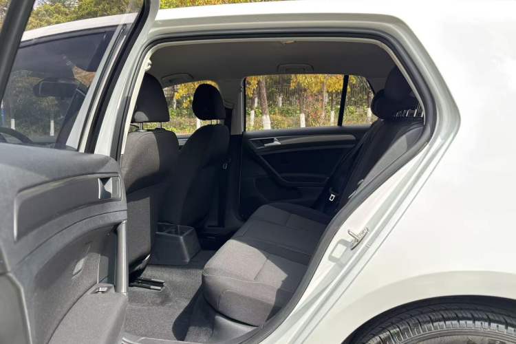 Used Volkswagen Golf 2016 1.6L Automatic Fashion Model
