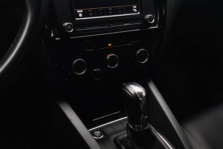 Used Volkswagen Sagitar 2018 1.6L Automatic Comfort Model Interior 9