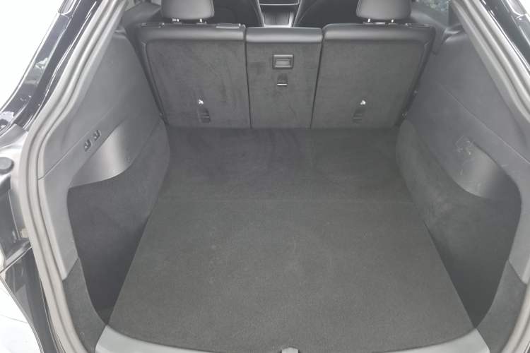 Used Tesla Model Y 2022 Long-Range All-Wheel-Drive Version Interior 4