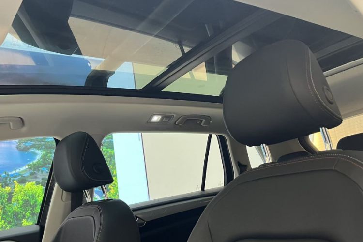 Used Volkswagen Tayron 2020 330TSI Two-Wheel Drive Luxury Smart Connectivity Version Headliner