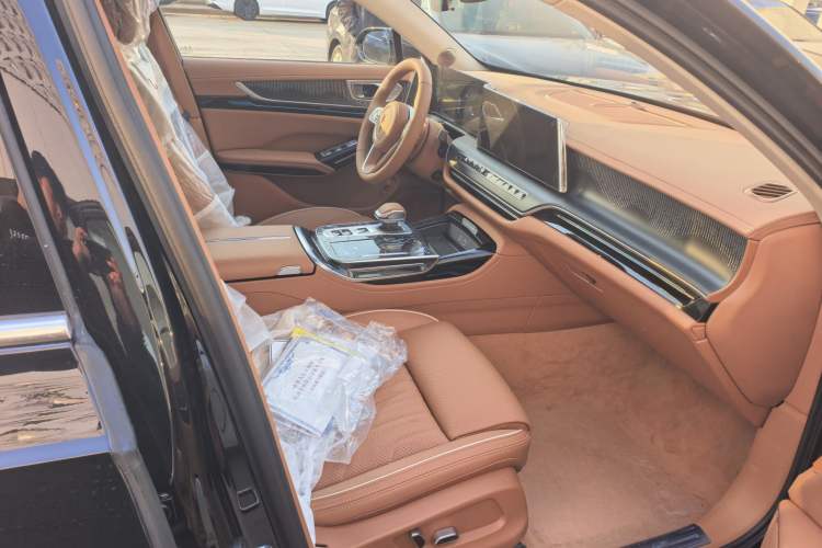 Used Hongqi H9 2025 Model Facelifted 2.0T Two-Wheel Drive Flag-Style Luxury Business Edition, 5 Seats